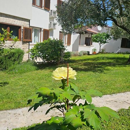 Apartments Dina Pula Bagian luar foto