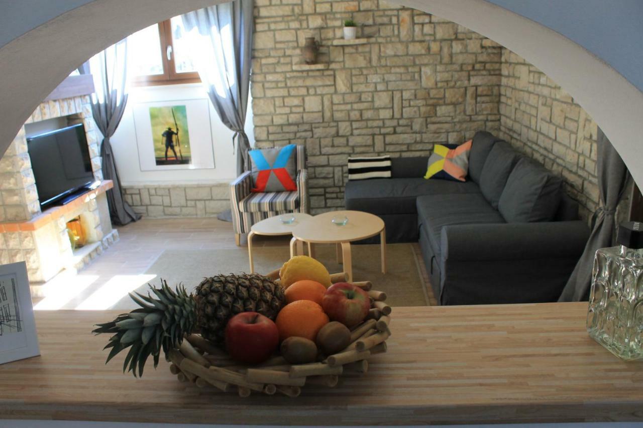 Apartments Dina Pula Bagian luar foto