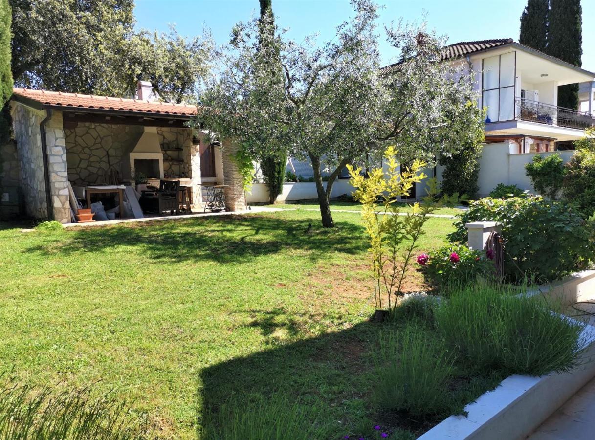 Apartments Dina Pula Bagian luar foto